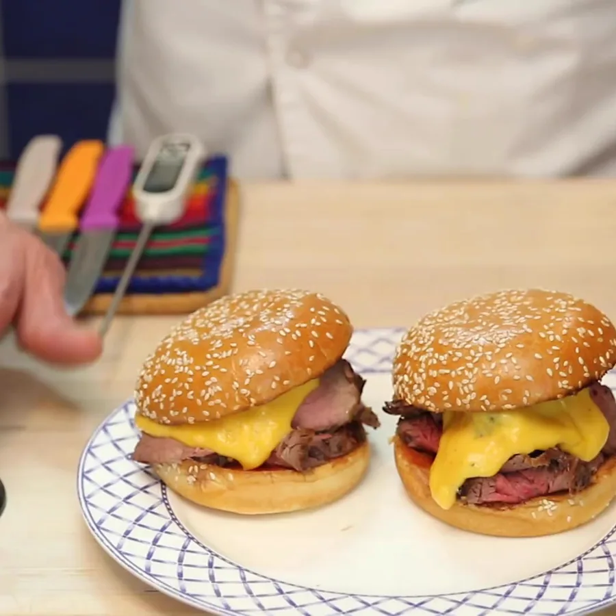 burger au steak sauce cheddar ketchup erable, plat fini
