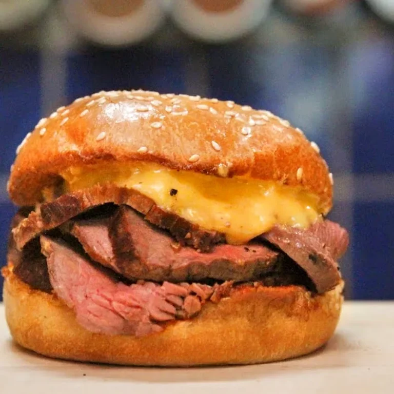 Burger au steak facile avec sauce cheddar et ketchup &agrave; l&rsquo;&eacute;rable