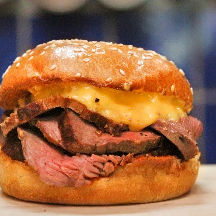 burger au steak sauce cheddar ketchup erable, plat fini