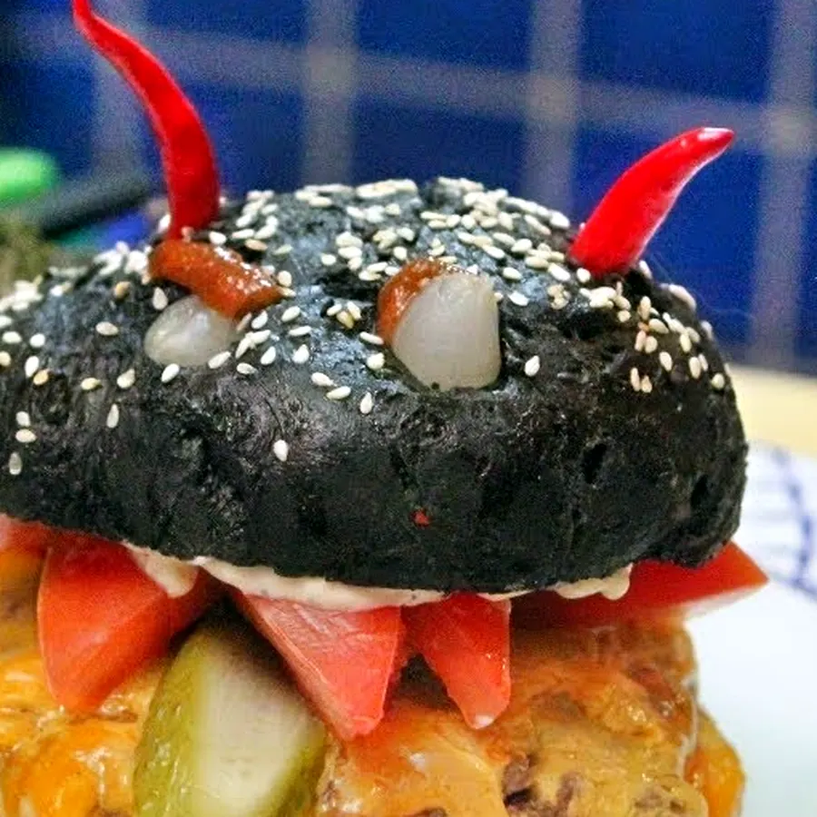 burger du diable halloween pains noirs sauce piquante, plat fini