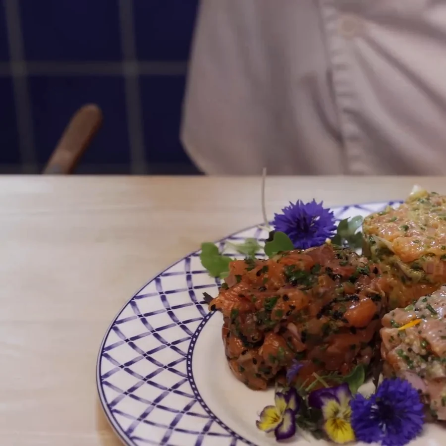 easy asian salmon tartare ginger soy sriracha, finished dish