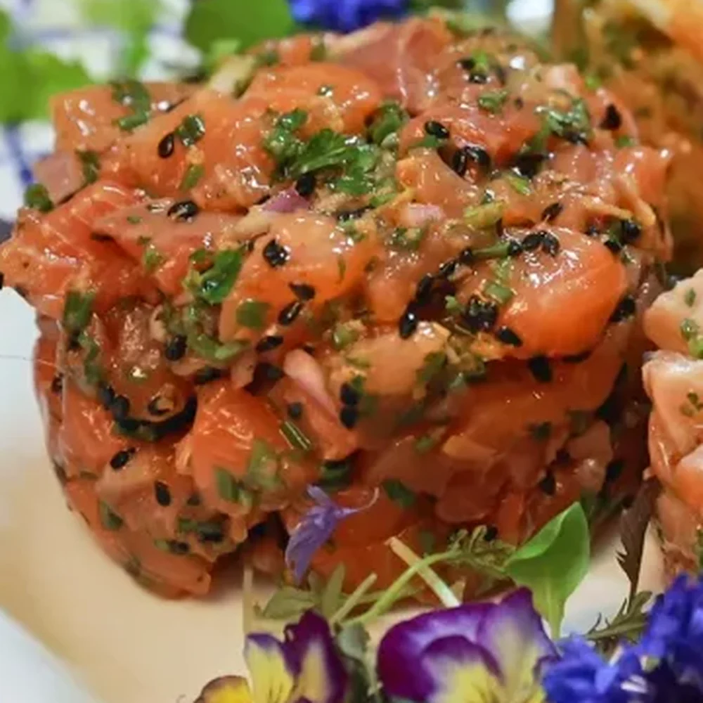 easy asian salmon tartare ginger soy sriracha, finished dish