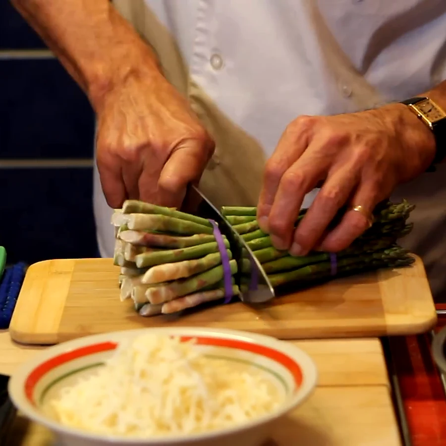 easy asparagus gratin with bechamel, step 1