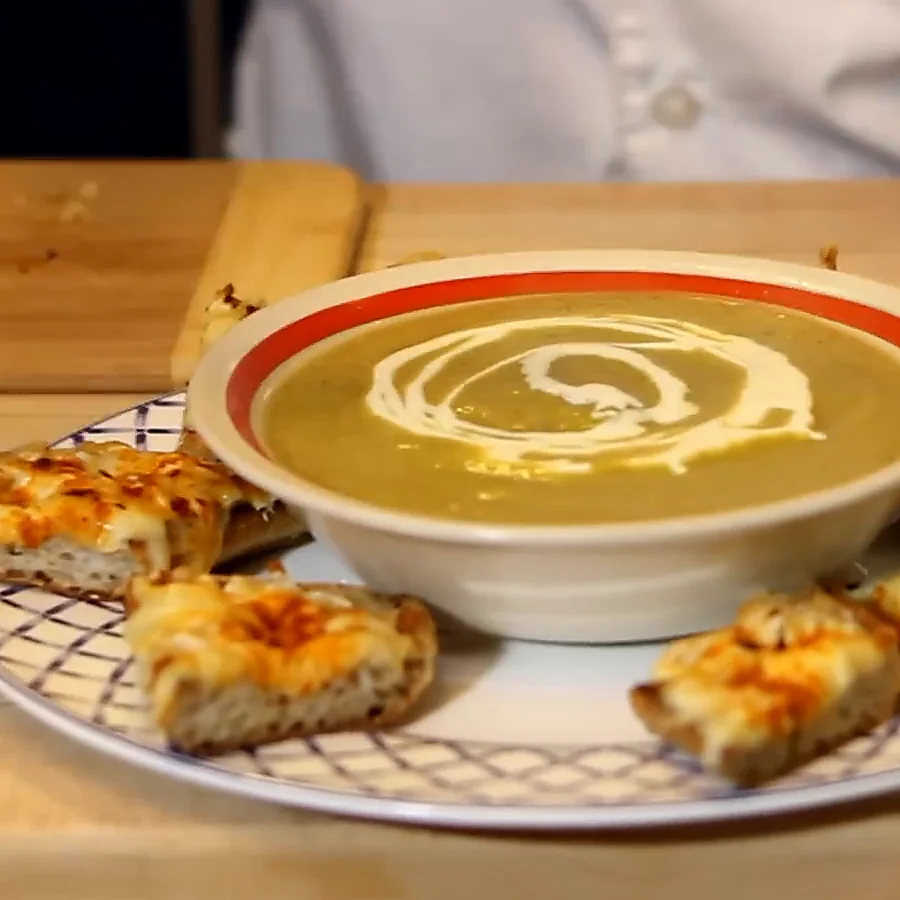 easy leek soup with cheesy croutons, finished dish