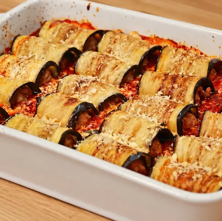 Roul&eacute;s d&rsquo;aubergine &agrave; la viande hach&eacute;e faciles, sauce tomate maison