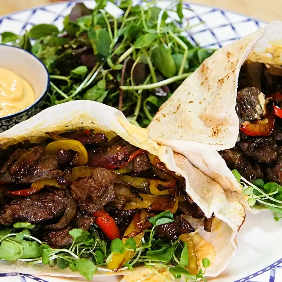 Pitas à la bavette rapides, poivrons et sauce moutarde épicée