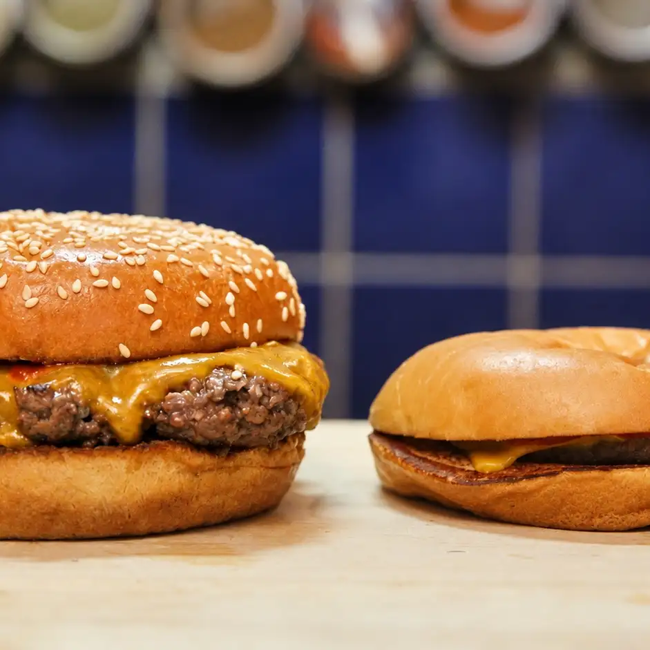 Cheeseburger maison facile avec ketchup &agrave; l&rsquo;&eacute;rable