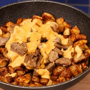 Steak et pommes de terre au four avec sauce crémeuse à l’ail, facile et protéiné