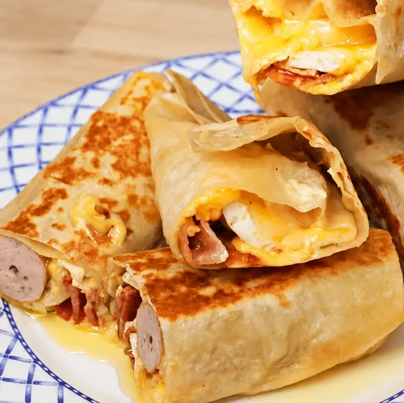 Burritos d&eacute;jeuner costauds faciles avec &oelig;ufs, bac