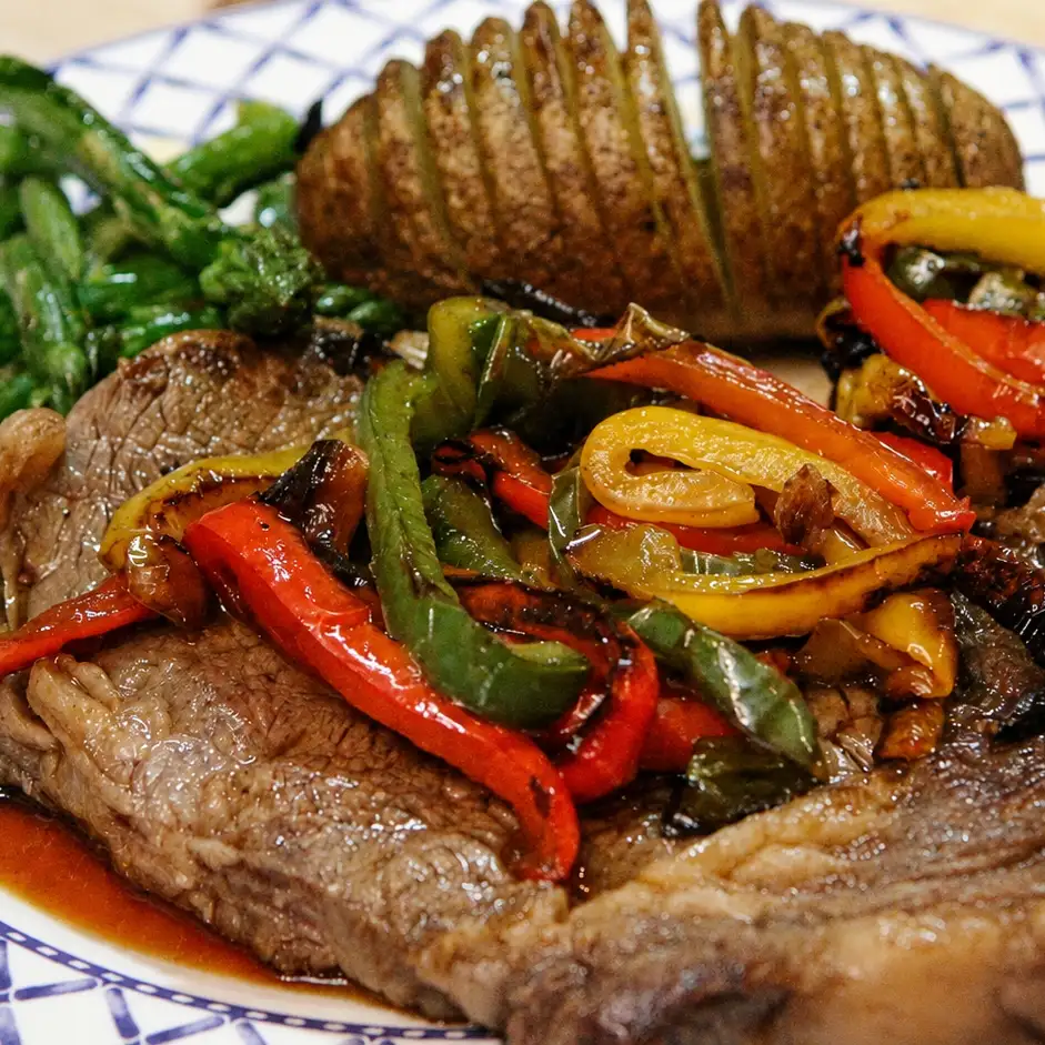 Steak aux poivrons color&eacute;s, recette style bistro facile avec pommes de terre et asperges