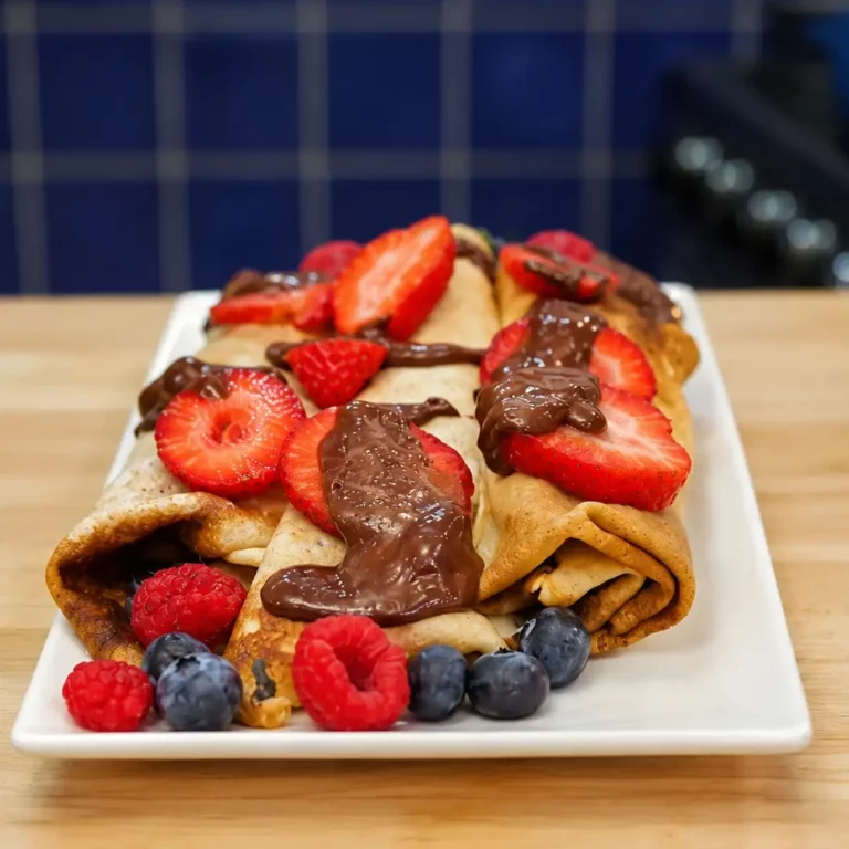 Crêpes chocolatées aux fruits faciles avec ganache aux noisettes