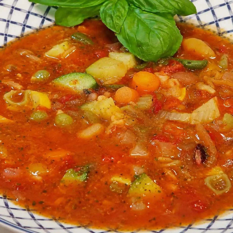 Soupe minestrone maison aux l&eacute;gumes, p&acirc;tes et haricots