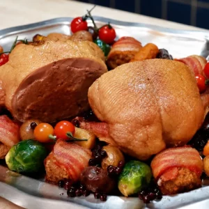 Canard farci et garni à ma façon, avec farce au poulet, bacon, légumes rôtis et sauce aux bleuets