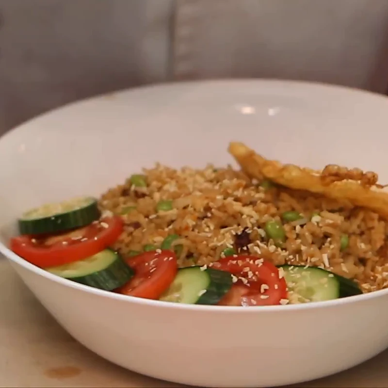 nasi goreng vegetarien facile oeufs frits riz de la veille, plat fini