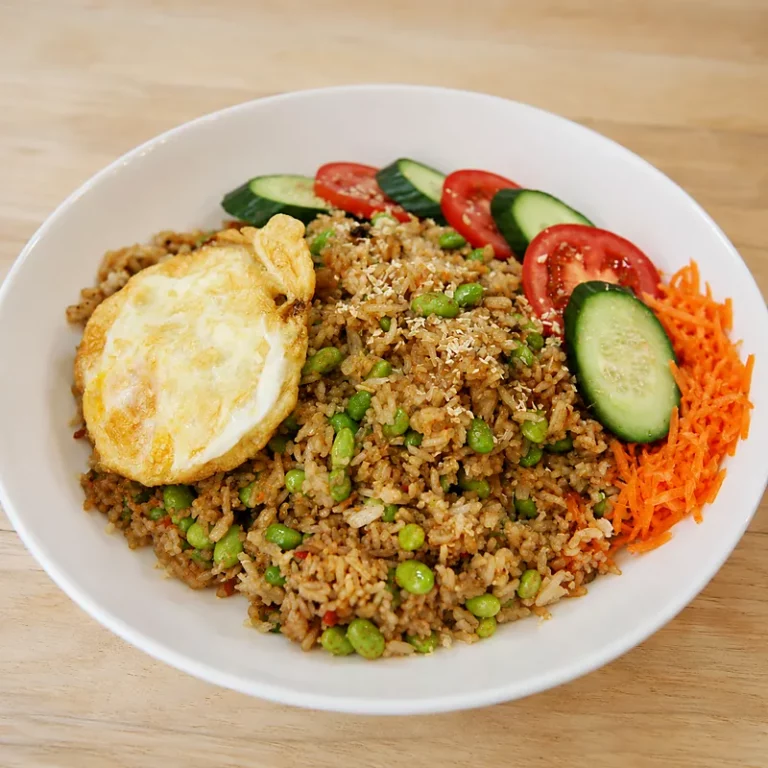 Nasi goreng v&eacute;g&eacute;tarien facile avec &oelig;ufs frits et riz de la veille