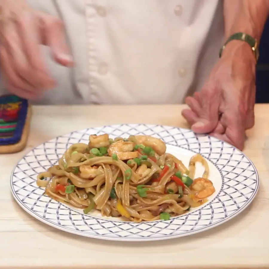 nouilles sautees aux crevettes, plat fini