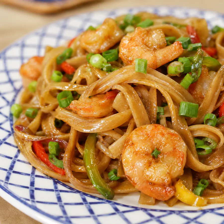 nouilles sautees aux crevettes, plat fini
