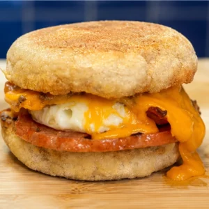Muffin déjeuner aux œufs, bacon, jambon et cheddar vieilli