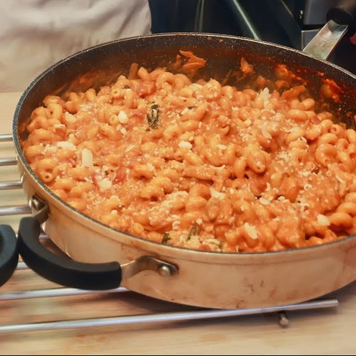 Pâtes crémeuses au boeuf, tomates, épinards et parmesan
