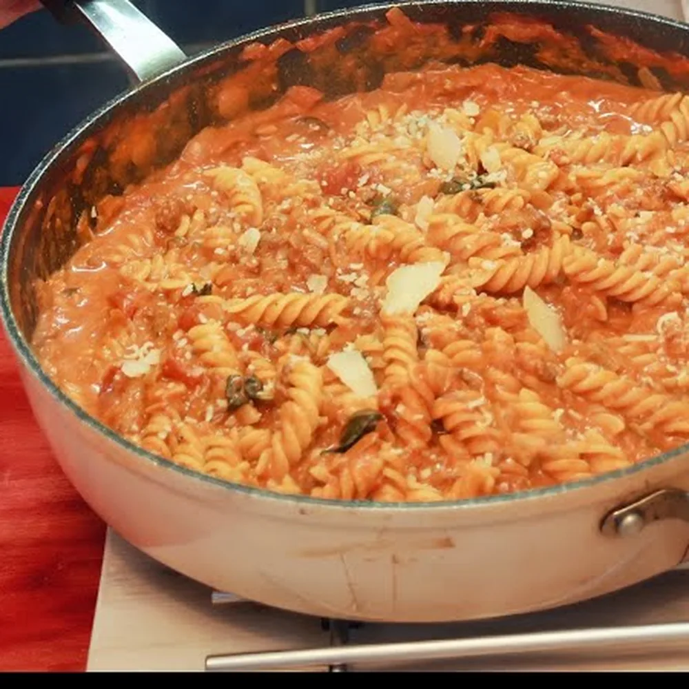 pates cremeuses poulet tomate basilic parmesan, plat fini