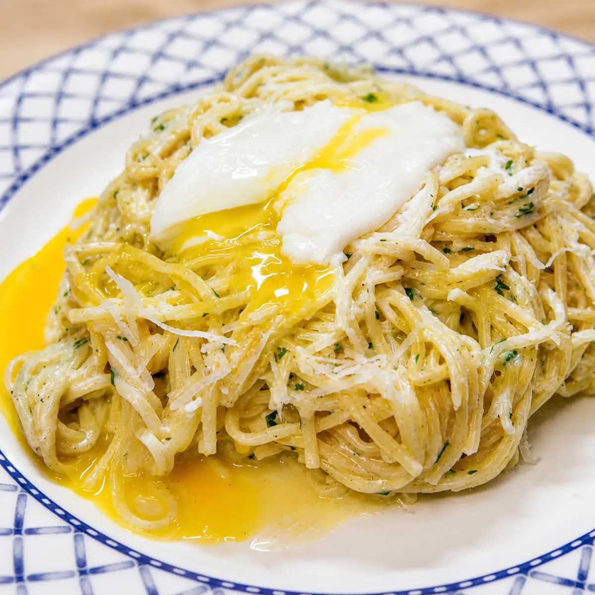 Pâtes au beurre à l’ail maison avec parmesan