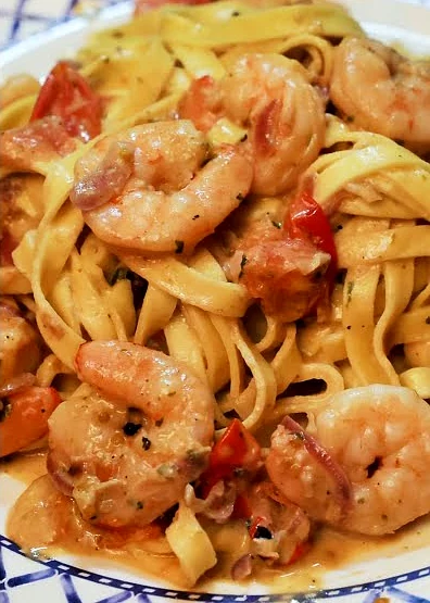 Pâtes aux crevettes crémeuses, tomates cerises et basilic