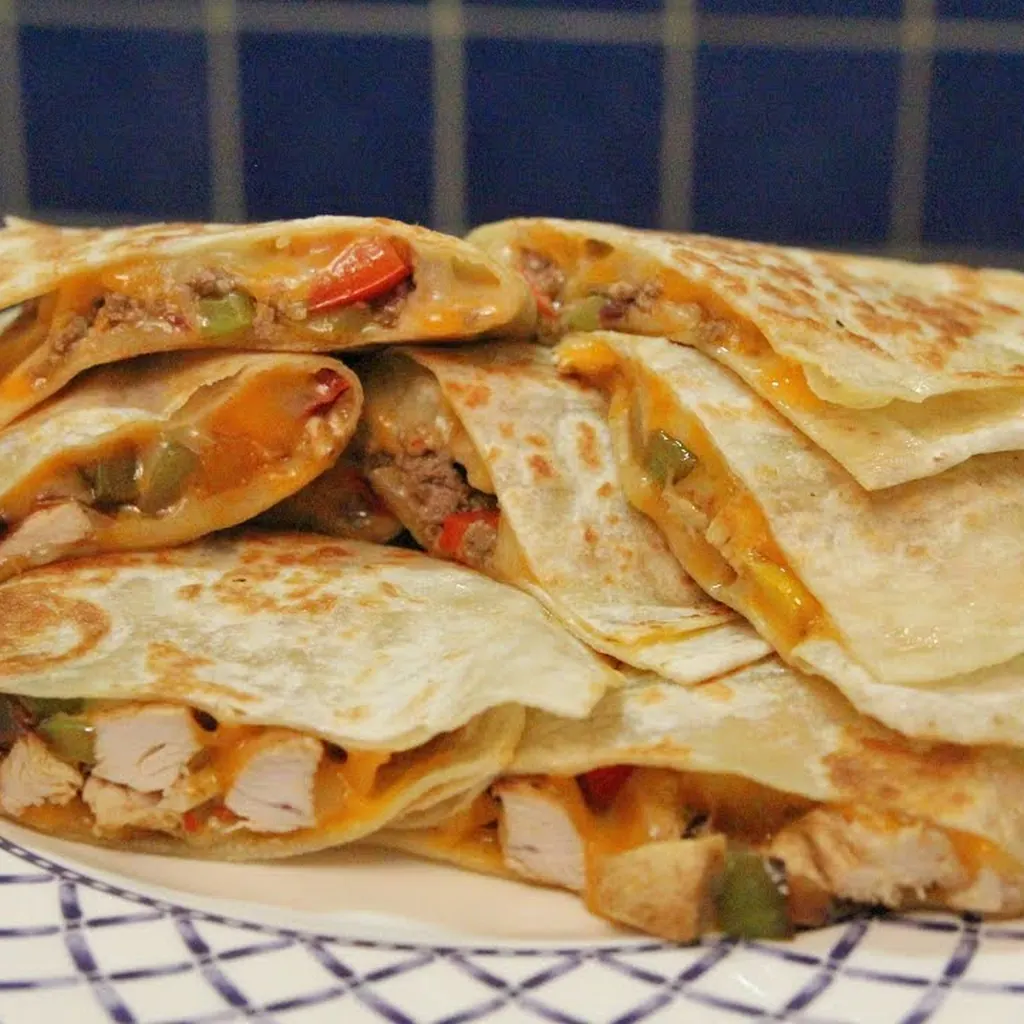 Quesadillas au poulet faciles avec trempette avocat lime