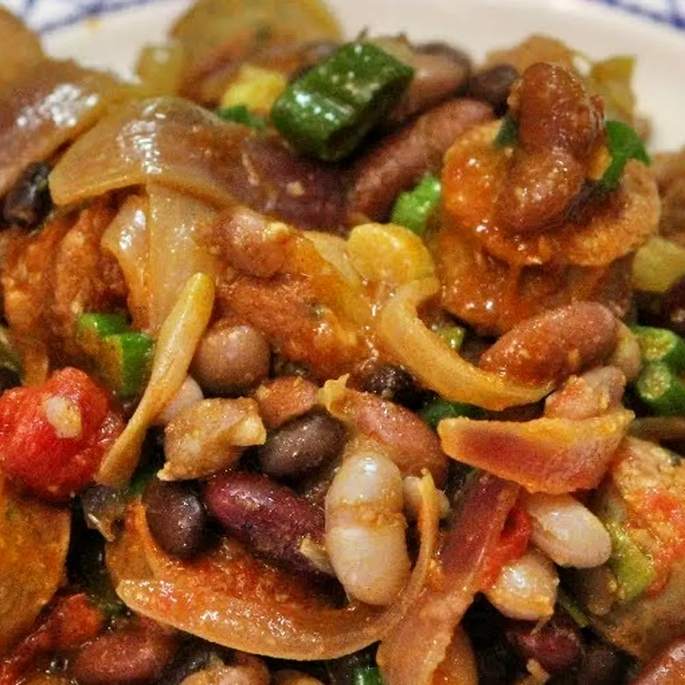 Rougail saucisses facile avec haricots, tomates et riz