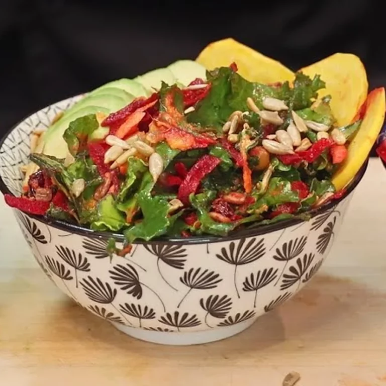 Salade de chou frisé, betteraves et avocat aux pois chiches croustillants