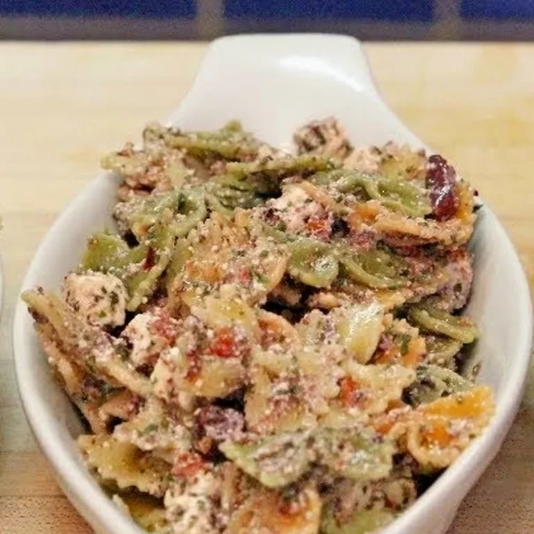 Salade de farfalle &agrave; la grecque facile avec feta et olives