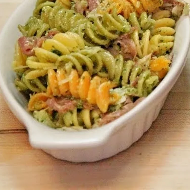 Salade de fusilli à l’italienne rapide au prosciutto et sauce basilic pecorino