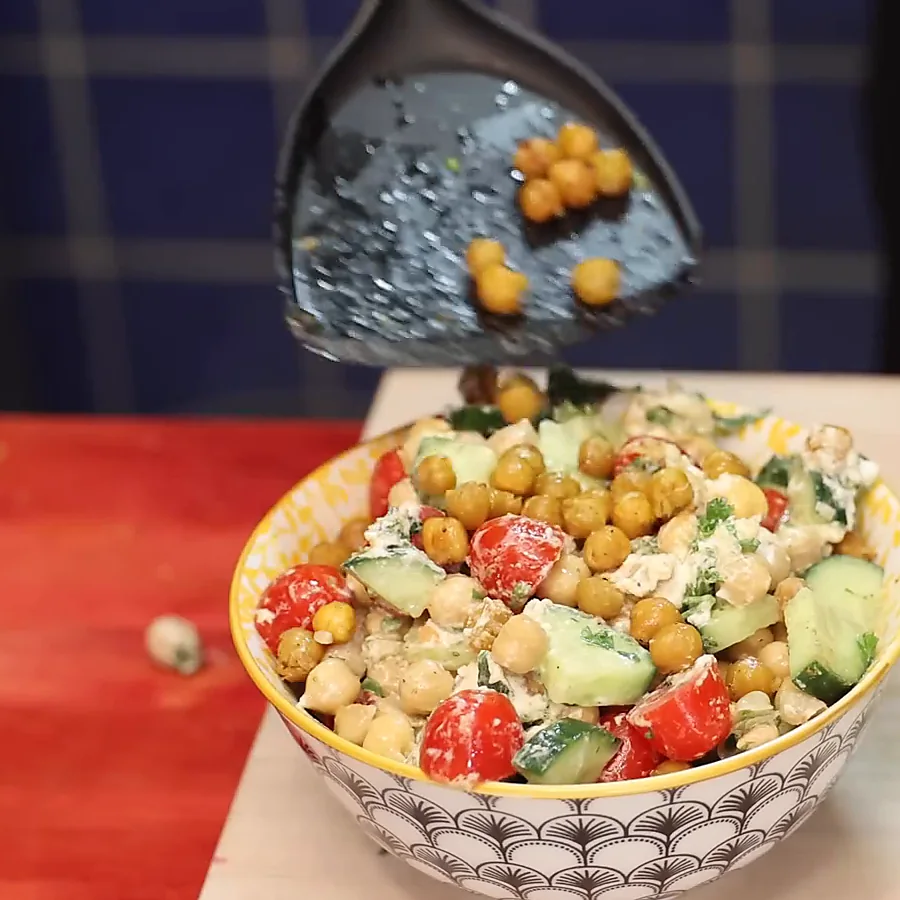 salade pois chiches concombre tomates fromage chevre, plat fini