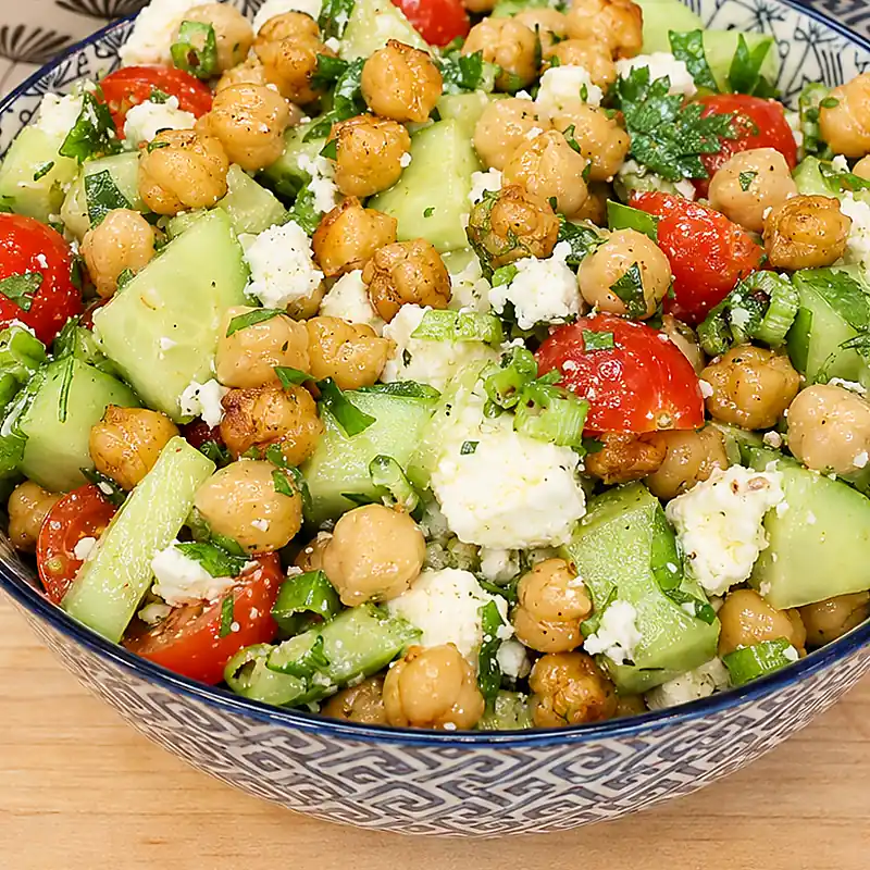 Salade facile de pois chiches, concombre et tomates au fromage de ch&egrave;vre