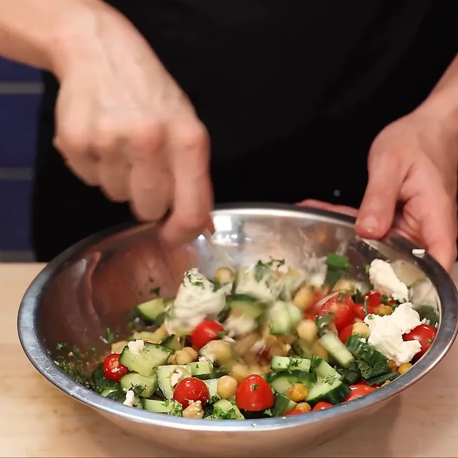 salade pois chiches concombre tomates fromage chevre, étape 4