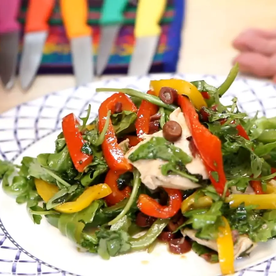 salade repas poulet ete poivrons roquette, plat fini