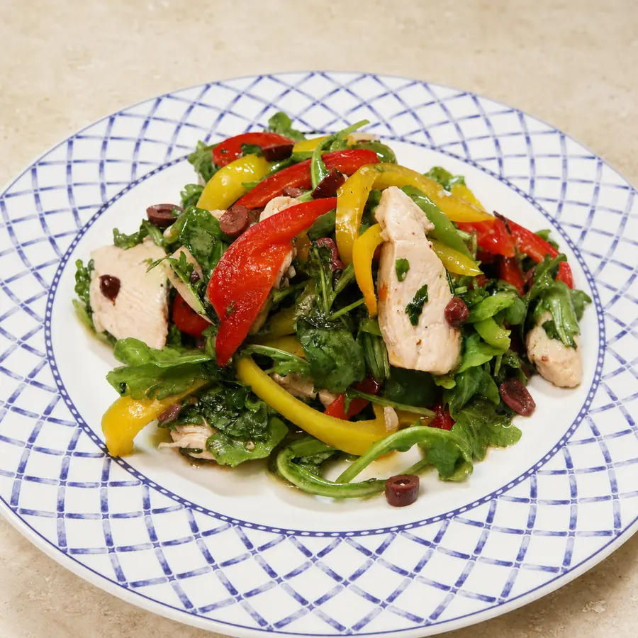 salade repas poulet ete poivrons roquette, plat fini
