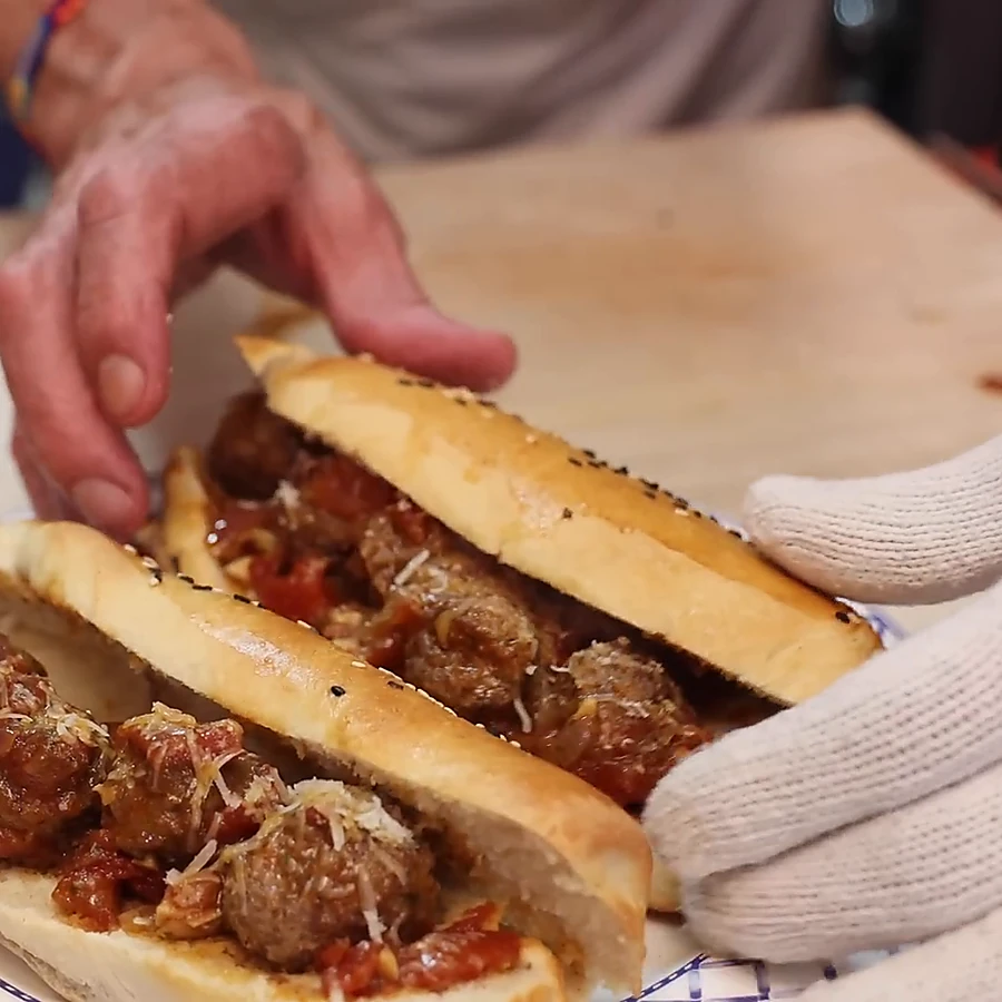 sandwich boulettes viande sauce tomate pains maison, plat fini