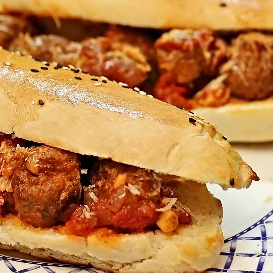 sandwich boulettes viande sauce tomate pains maison, plat fini