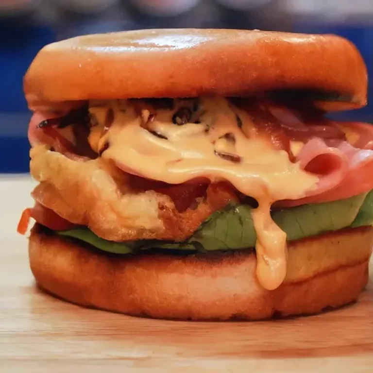 Sandwich d&eacute;jeuner costaud au bacon, &oelig;ufs et sauce fromag&egrave;re