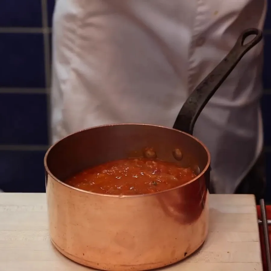 sauce tomate maison avec des tomates fraiches, plat fini