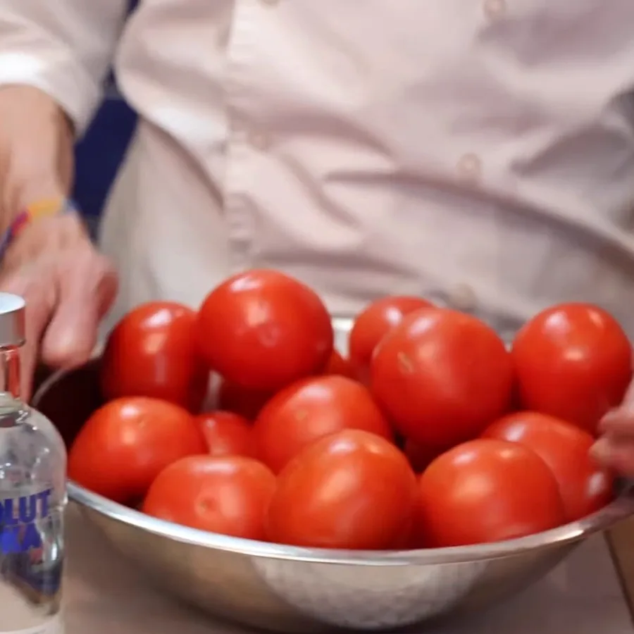 sauce tomate maison avec des tomates fraiches, ingredients