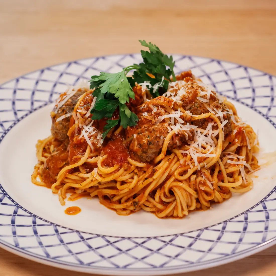 spaghetti boulettes de viande maison faciles, plat fini