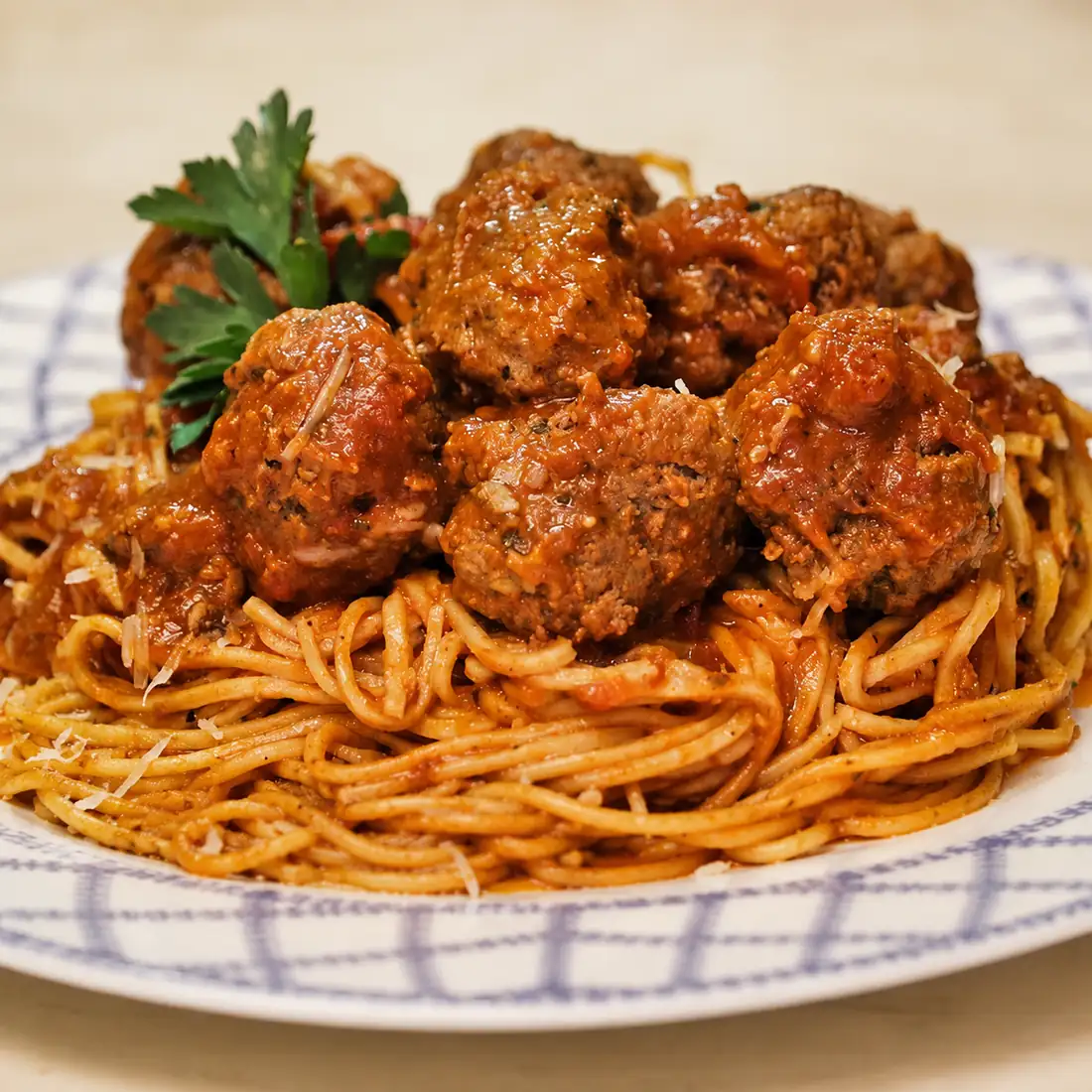 spaghetti boulettes de viande maison faciles, plat fini