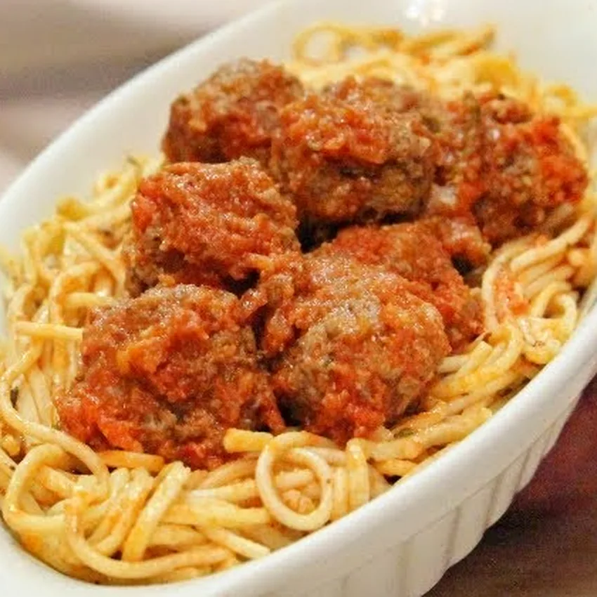 spaghetti boulettes de viande maison faciles, plat fini