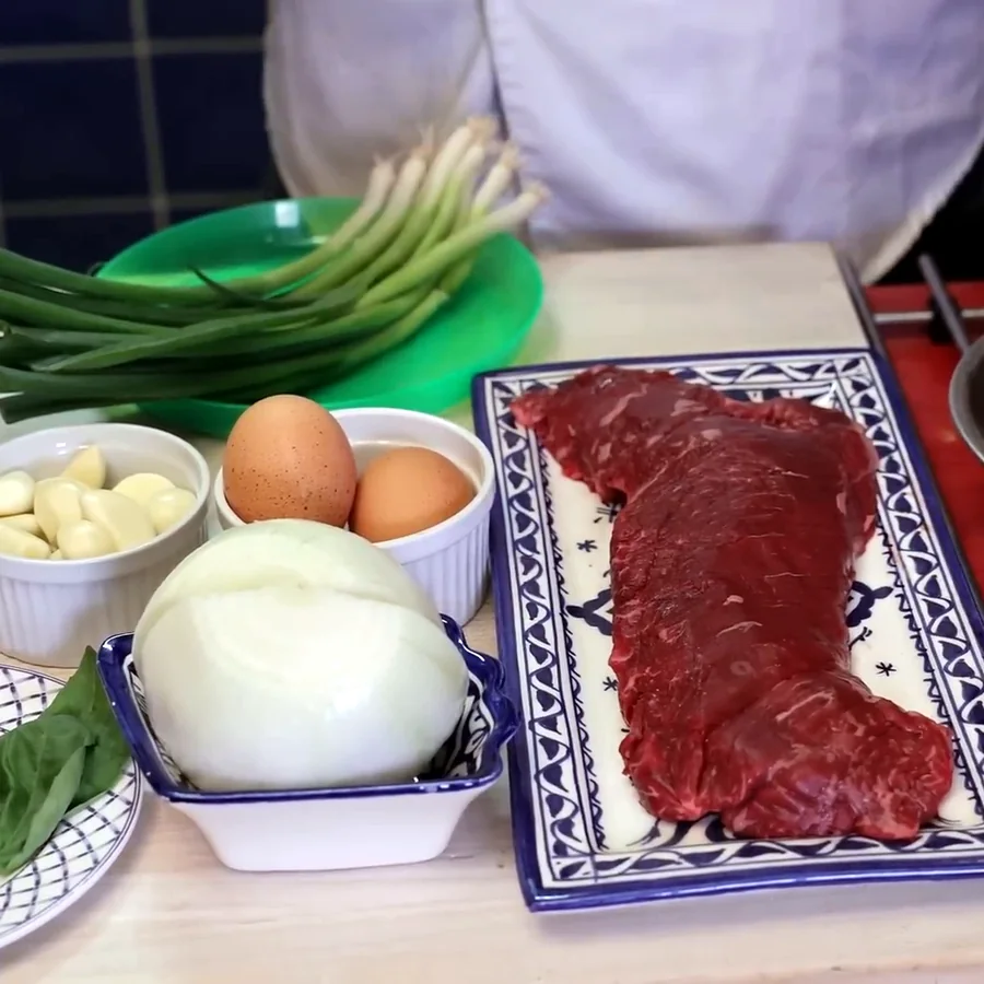 steak and eggs breakfast garlic onions, ingredients