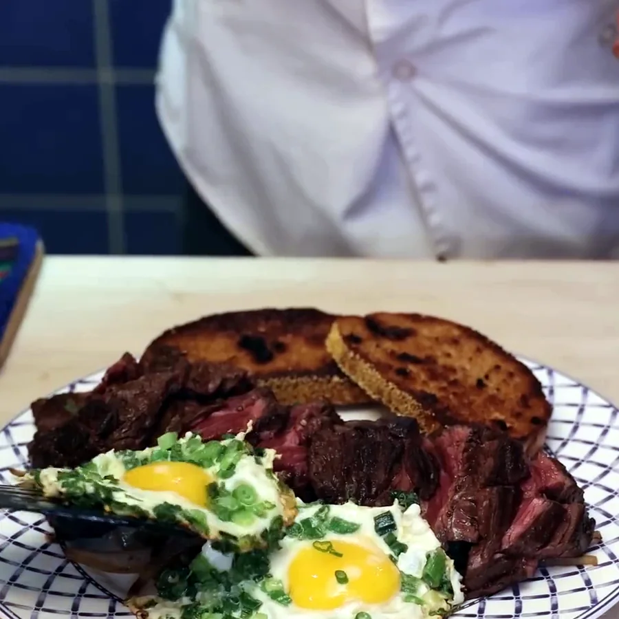 steak et oeufs dejeuner oignons ail, plat fini