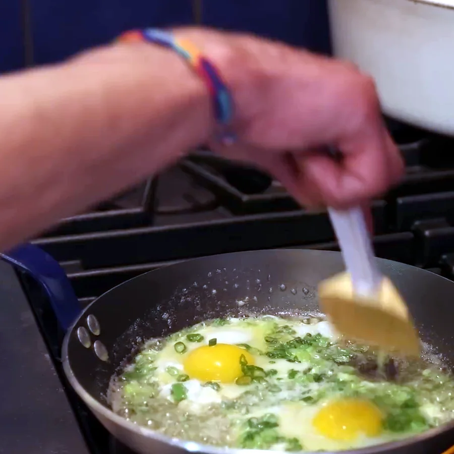 steak et oeufs dejeuner oignons ail, &eacute;tape 4