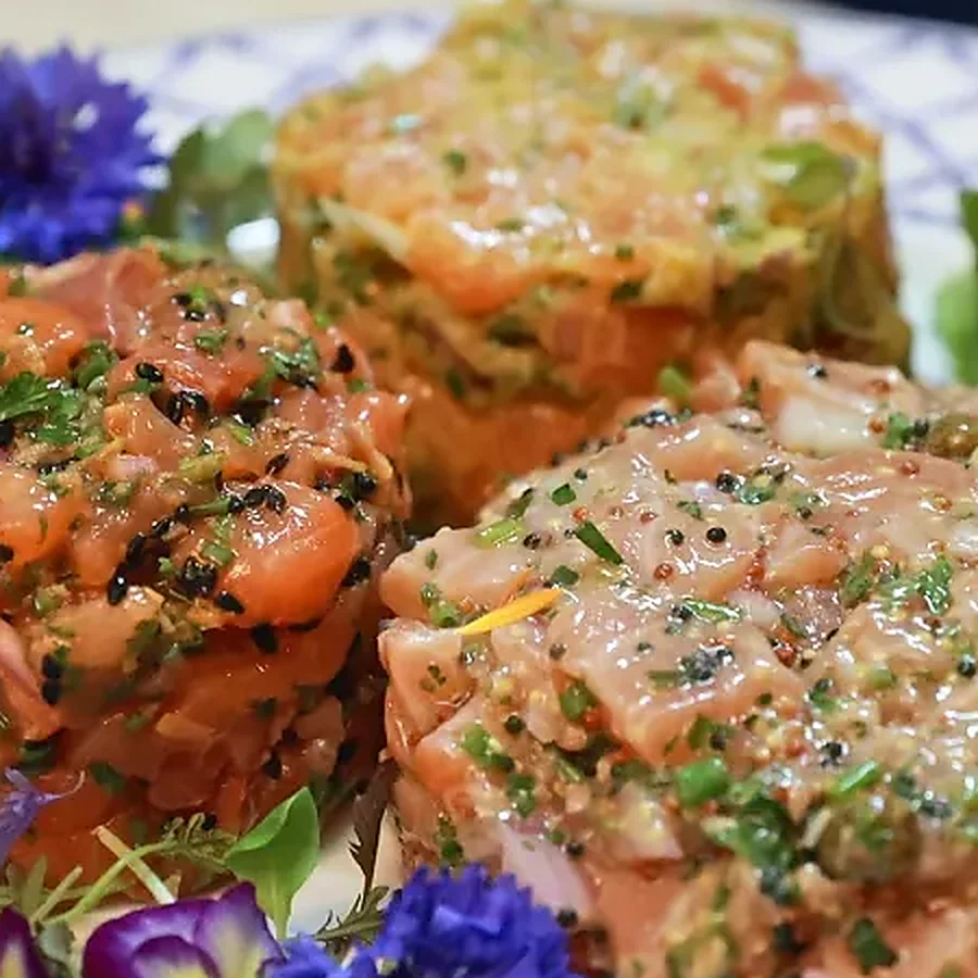 Tartare de saumon avocat et harissa, frais et épicé