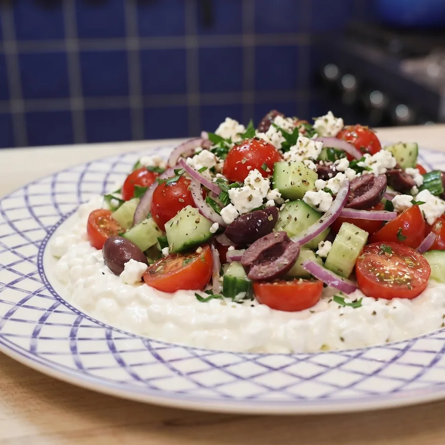 bol salade grecque cottage cheese, plat fini