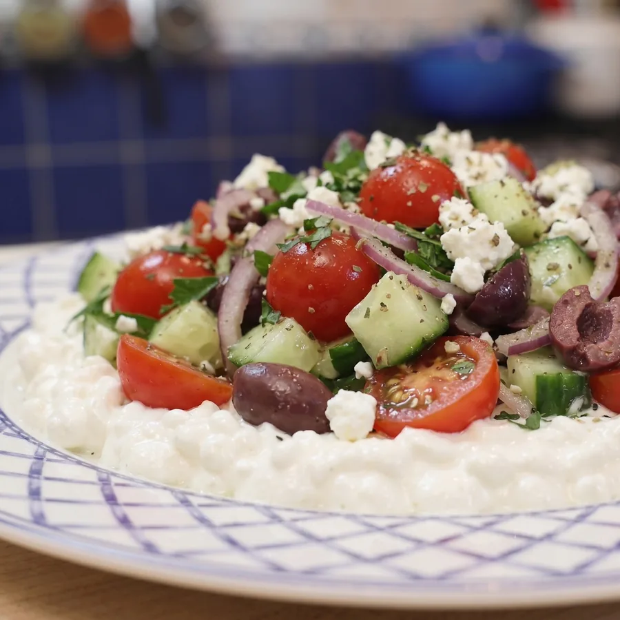 Bol de salade grecque au cottage cheese facile en 10 minutes